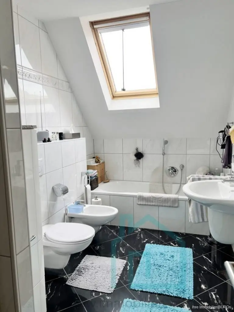 Bad mit Wanne und Dusche