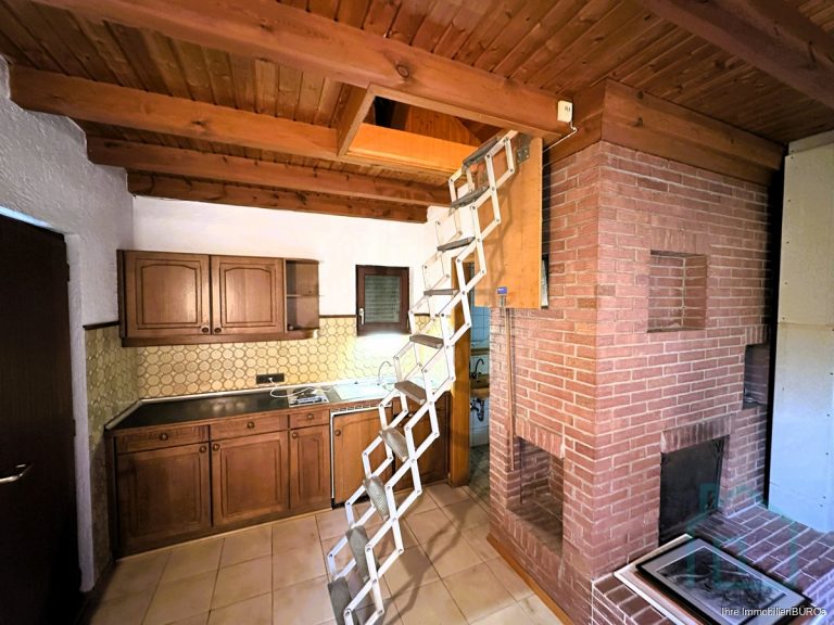 Küchenzeile, Kamin und Zugang zum Schlafbereich