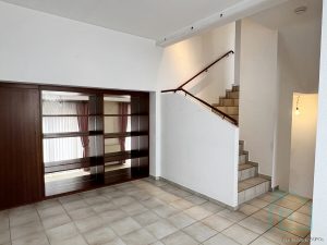 Essbereich mit Blick ins Wohnzimmer