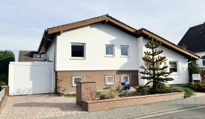 Ansicht mit Garage