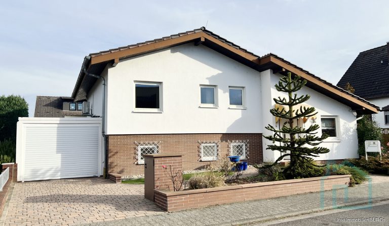 Ansicht mit Garage