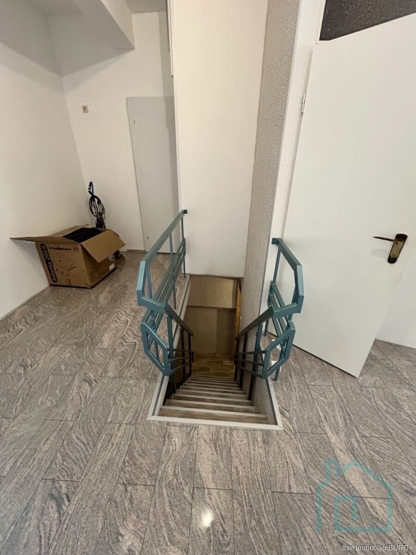 Zugang zum Kellerbereich mit Sauna