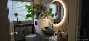 Bad mit Fenster und Waschmaschinenanschluss