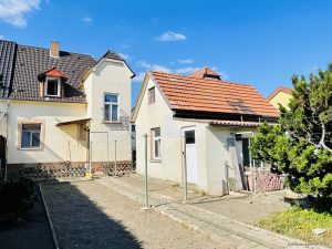 Garten mit Garage
