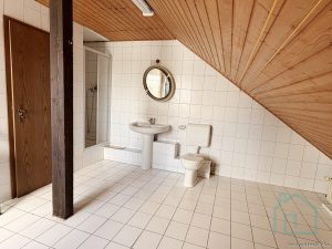 Bad im Dachgeschoss