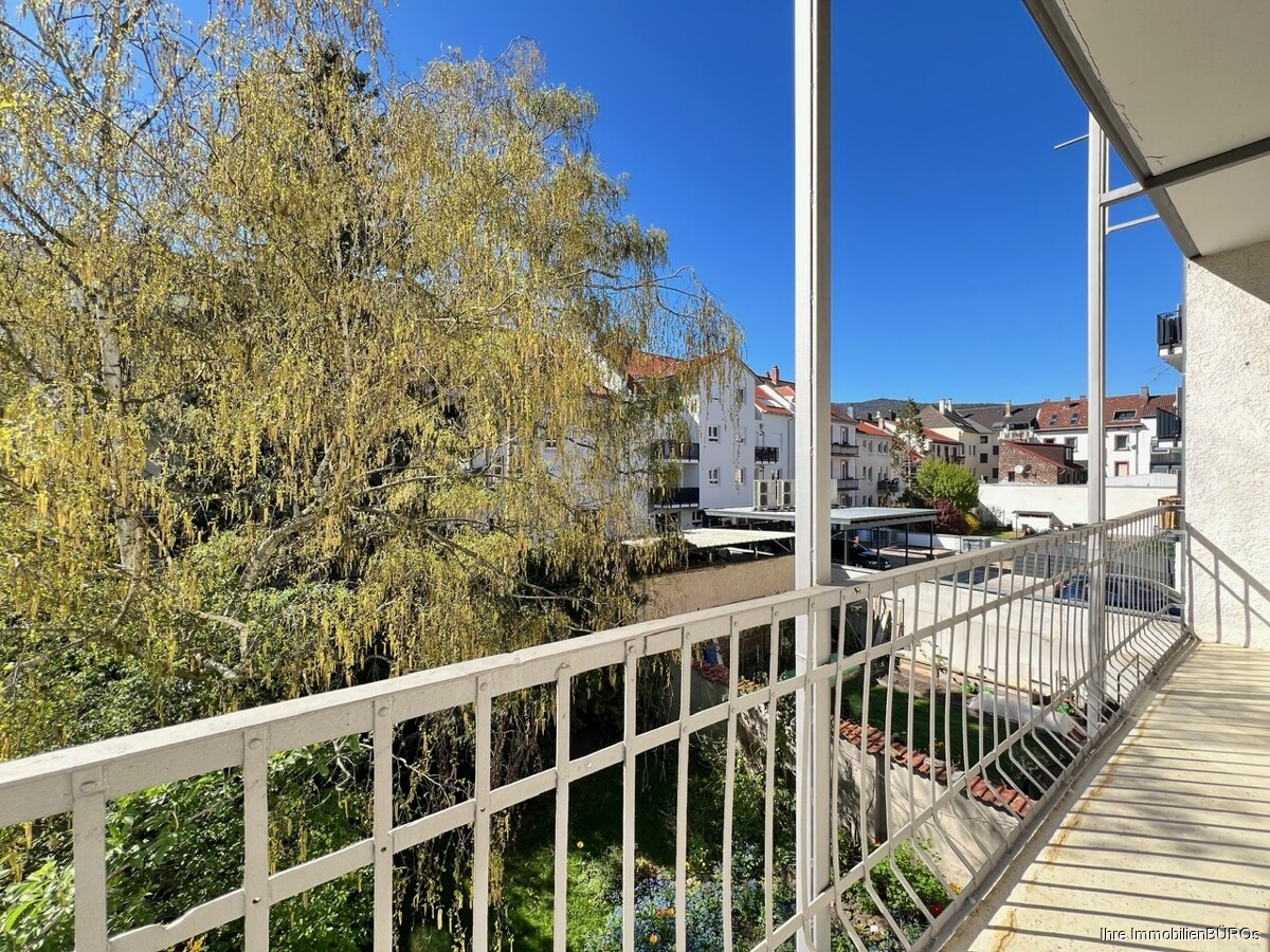 Balkon mit Blick in den Garten