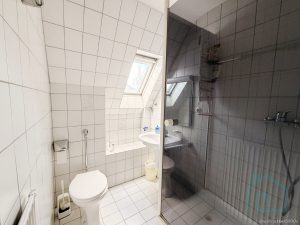 Bad im Obergeschoss mit Dusche
