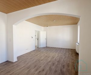 großes Zimmer Richtung Straße