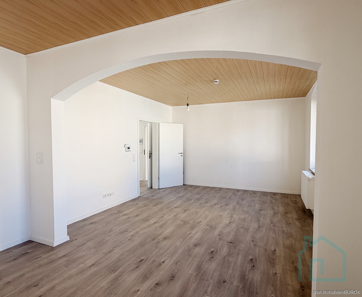 großes Zimmer Richtung Straße