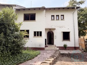 Hausfront mit Vorgarten