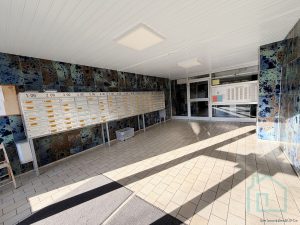 Eingang mit Briefkästen