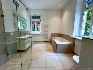 Bade mit Wanne und Dusche