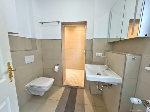 ergänzt durch ein eigenes Badezimmer